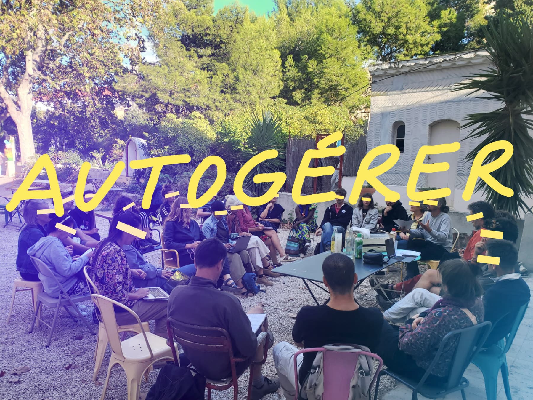 Autogérer — assemblée en cercle dans le jardin pour une réunion de gouvernance