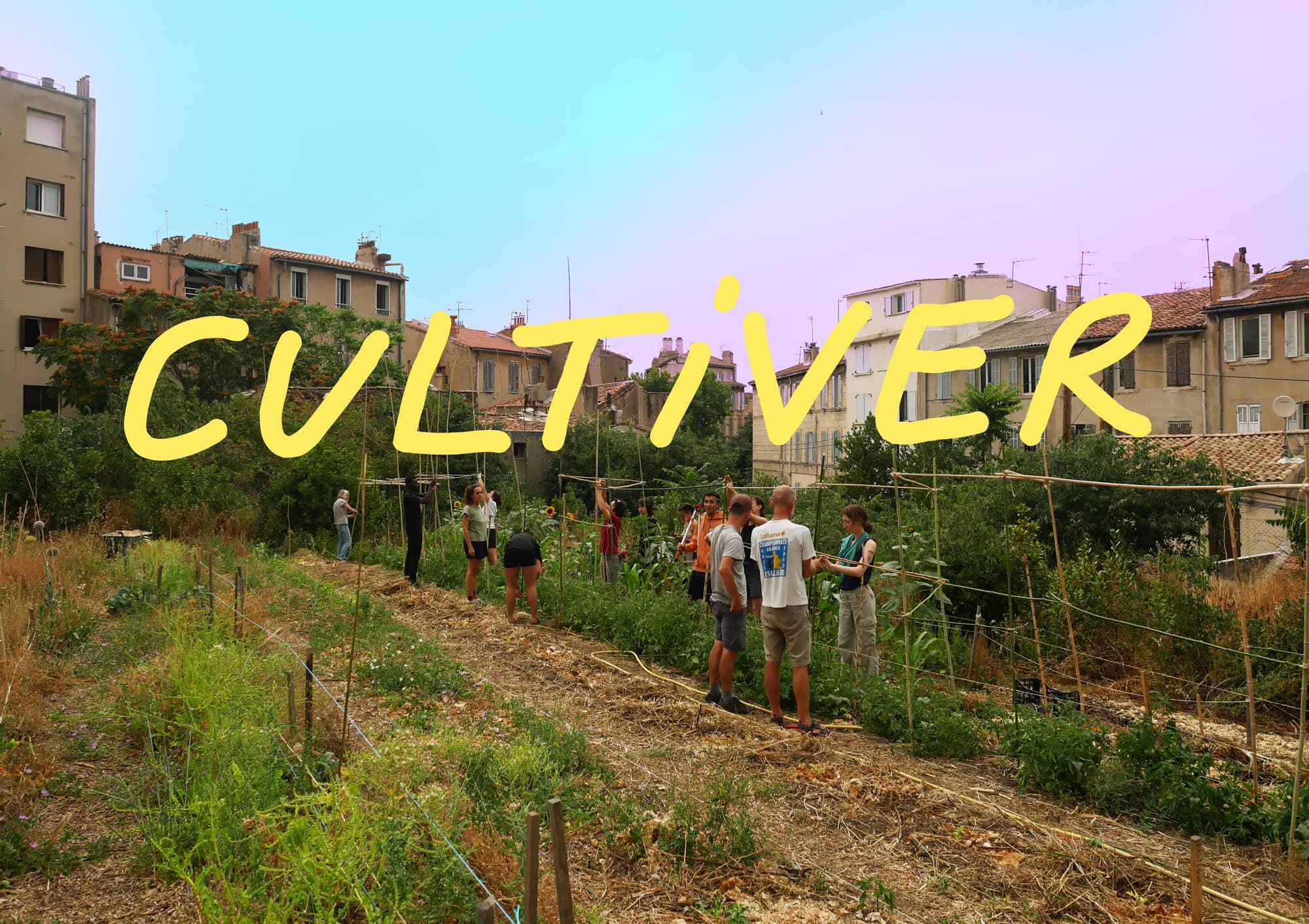 Cultiver — bénévoles installant des tuteurs dans le jardin partagé