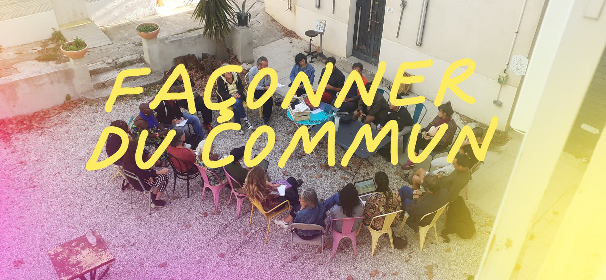 Cercle de discussion dans la cour du couvent Levat
