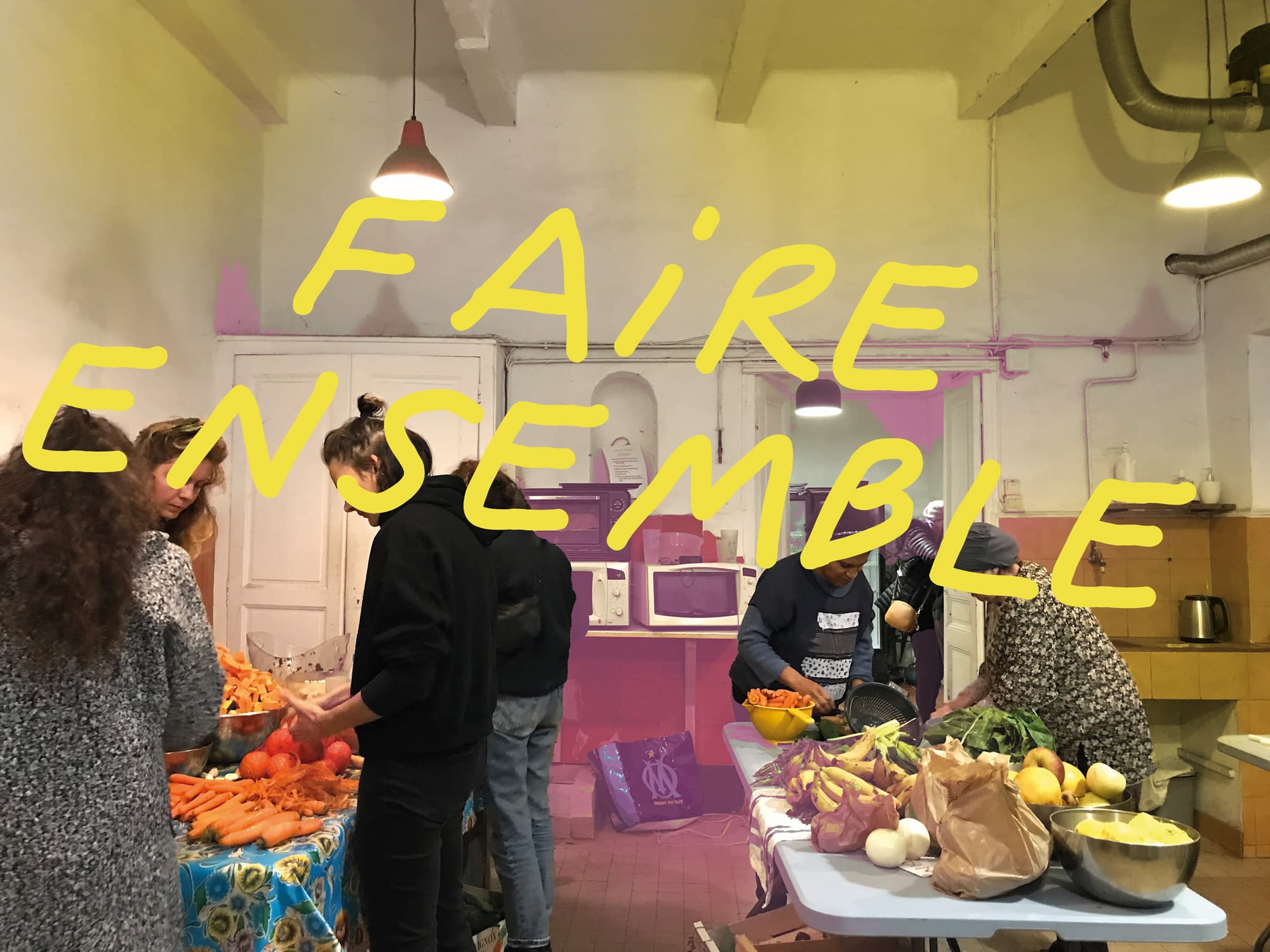 Faire ensemble : préparation collective de légumes dans la cuisine commune