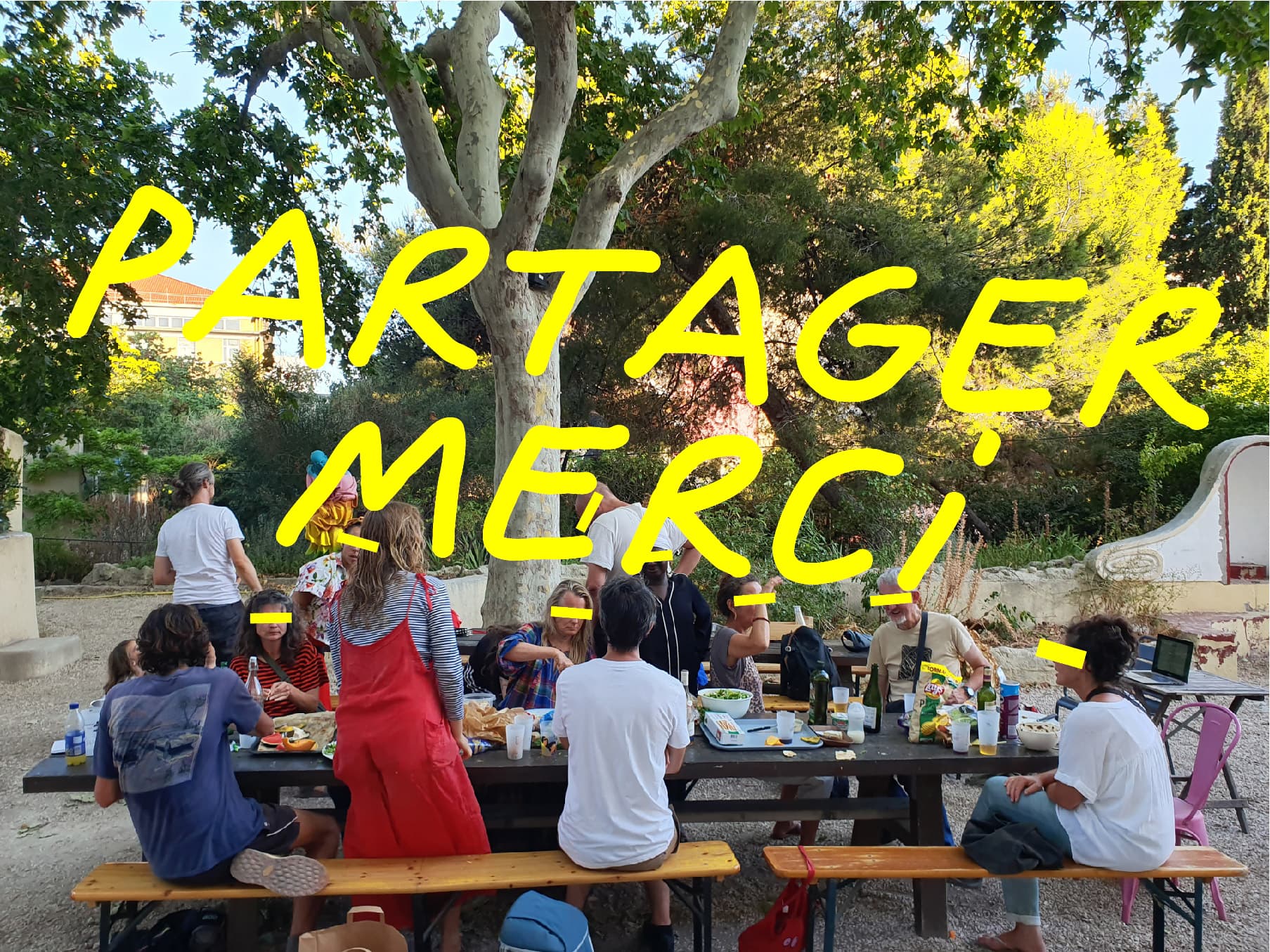 Partager — repas partagé en extérieur autour d'une grande tablée